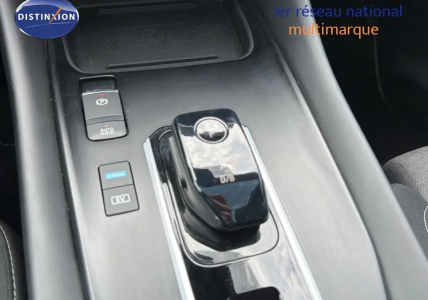 Gros plan sur la console centrale noire du Nissan Qashqai e-POWER 2023 avec sélecteur de boîte automatique et boutons EV et e-Pedal.
