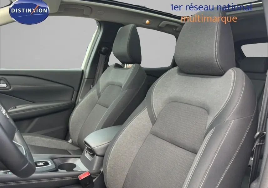Vue intérieure côté droit du Nissan Qashqai e-POWER 2023, sièges tissu gris avec surpiqûres contrastées.