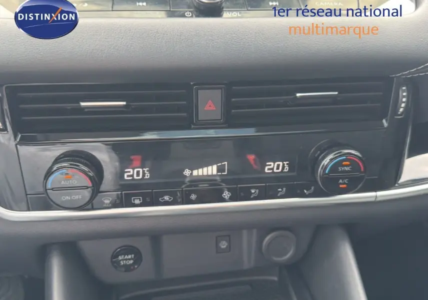 Détail du tableau de bord noir du Nissan Qashqai e-POWER 2023, montrant la climatisation digitale et les commandes centrales.