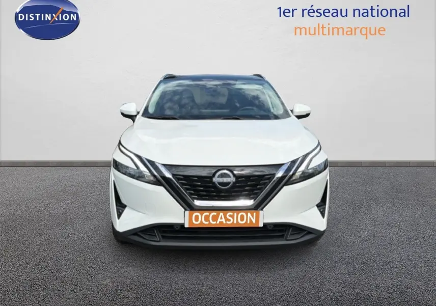 Vue frontale d'un Nissan Qashqai blanc nacré avec calandre noire et plaque "OCCASION" visible.