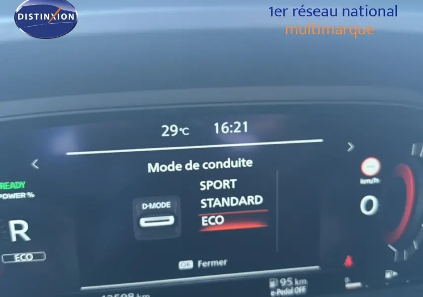 Affichage numérique intérieur du Nissan Qashqai e-POWER blanc nacré, mode de conduite ECO sélectionné, vue tableau de bord.