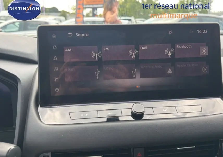 Vue intérieure du tableau de bord du Nissan Qashqai e-POWER 2023 avec écran tactile multimédia et commandes intégrées.