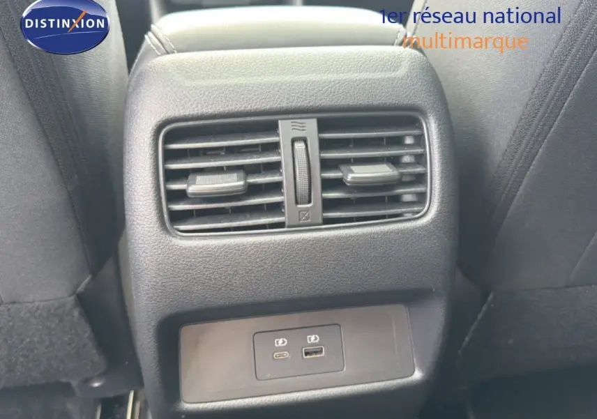 Vue rapprochée des aérateurs arrière et ports USB du Nissan Qashqai e-POWER 2023 avec intérieur tissu noir.