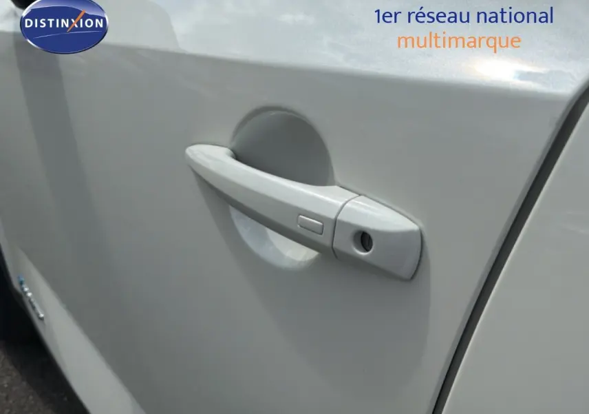 Poignée de porte côté gauche du Nissan Qashqai blanc nacré métal, vue rapprochée sur la serrure et la poignée.