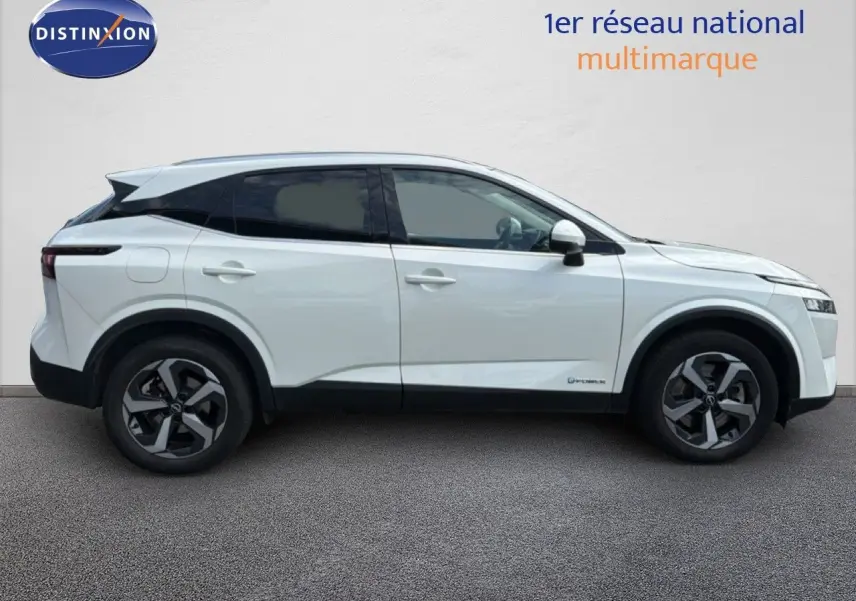 Vue de profil côté gauche du Nissan Qashqai e-POWER blanc nacré métal avec jantes bi-ton et toit noir.