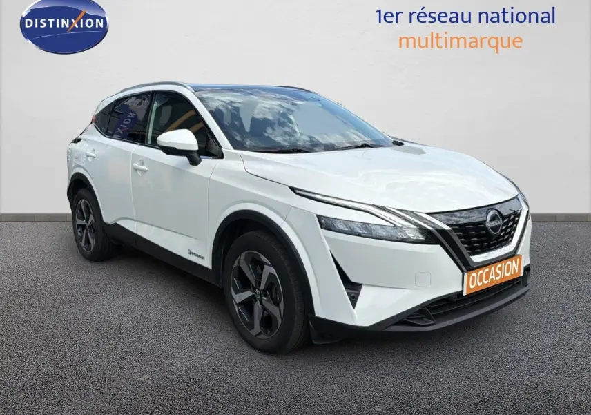 Nissan Qashqai e-POWER blanc nacré métal en 3/4 avant droit avec jantes noires et calandre marquée.