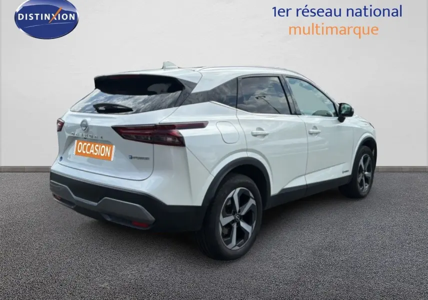 Nissan Qashqai e-POWER blanc nacré métal vu en 3/4 arrière droit avec jantes bi-ton et vitres teintées.