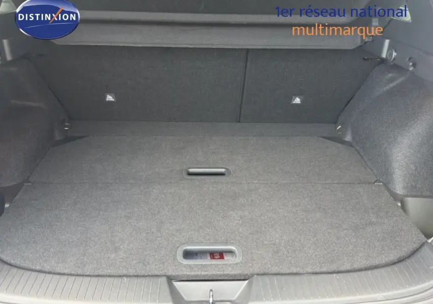 Coffre spacieux du Nissan Qashqai e-POWER 2023, vue intérieure arrière avec plancher plat et revêtement gris.