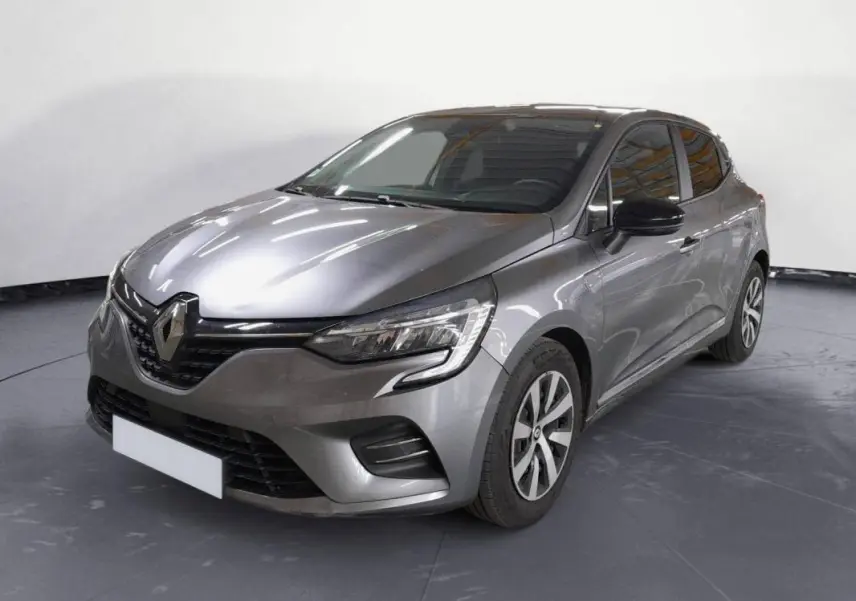 Renault Clio V TCe 90 Evolution gris clair vue 3/4 avant droit, avec jantes alliage et vitres teintées.