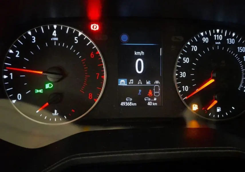 Vue rapprochée du tableau de bord de la Renault Clio V TCe 90 Evolution 2023, affichant 0 km/h et témoin de frein à main allumé.