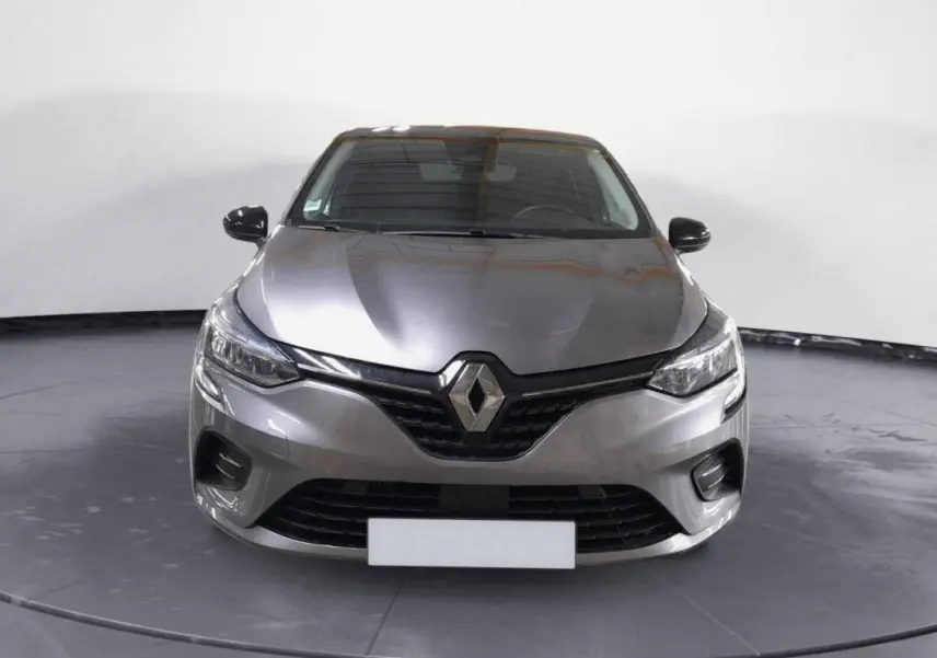 Vue frontale d'une Renault Clio V TCe 90 Evolution gris clair 2023 avec calandre noire et logo central distinctif.
