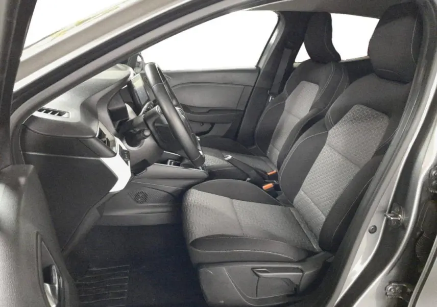 Intérieur de la Renault Clio V TCe 90 Evolution 2023, vue côté conducteur, sièges tissu gris clair et noir.