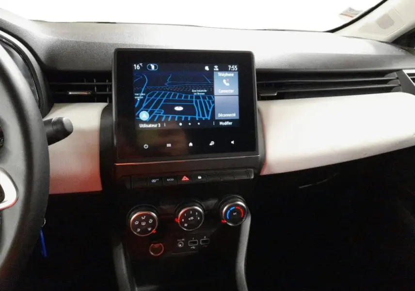 Vue intérieure du tableau de bord de la Renault Clio V TCe 90 Evolution 2023, avec écran tactile et commandes de climatisation.