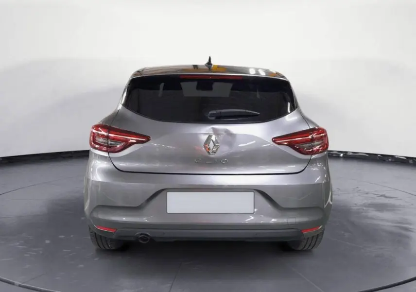Vue arrière d'une Renault Clio V TCe 90 Evolution gris clair 2023 avec feux arrière LED et lunette teintée.