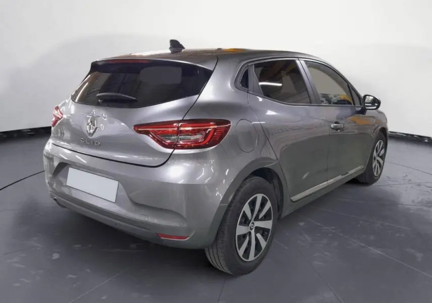 Vue 3/4 arrière droit d'une Renault Clio gris clair 2023, avec feux arrière LED et jantes alliage distinctives.
