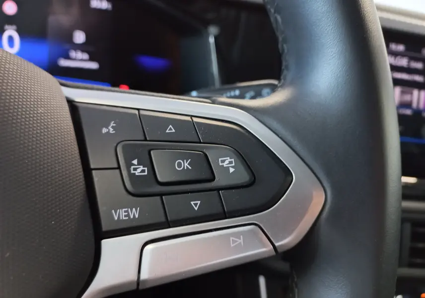 Gros plan sur les commandes multifonctions à gauche du volant du Volkswagen Taigo 2025, finition VW Edition ++.