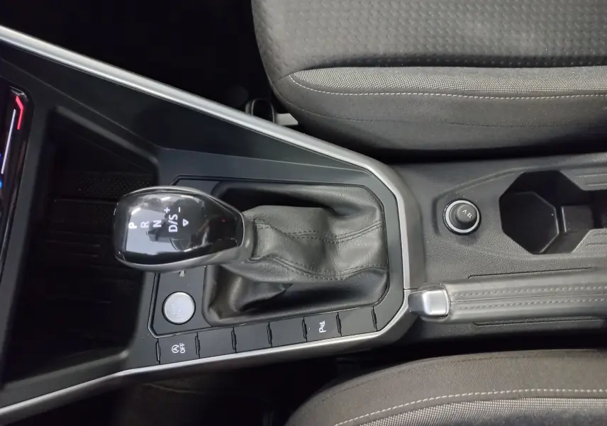 Vue rapprochée de la console centrale du Volkswagen Taigo 2025, avec levier de vitesse automatique et bouton start/stop.