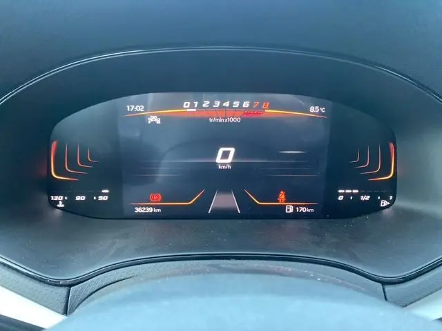 Affichage numérique du tableau de bord du SEAT Ibiza 1.0 MPI 80 STYLE 2023, avec vitesse à 0 km/h et indicateurs orange.