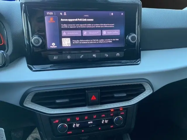 Tableau de bord clair de la SEAT Ibiza 1.0 MPI 80 Style 2023 avec écran tactile et commandes de climatisation visibles