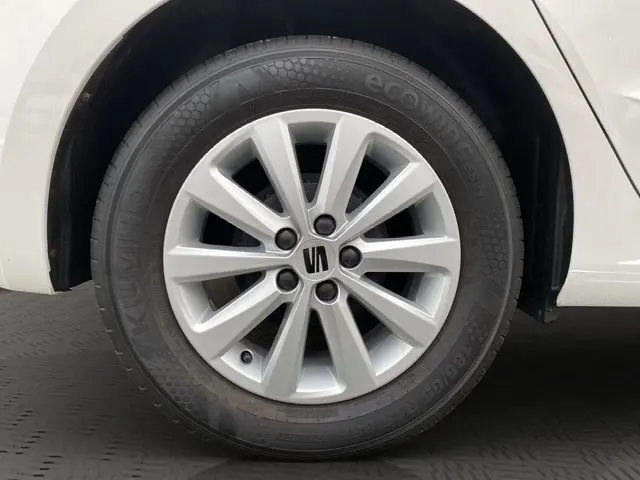 Gros plan sur la roue avant gauche d'une SEAT IBIZA blanc candy 2023 avec jante alliage et pneu Kumho Ecowing.