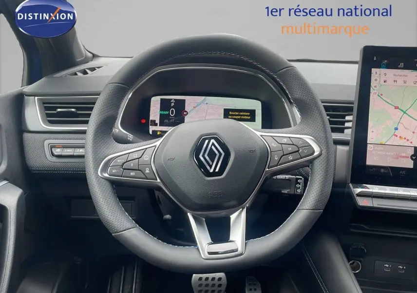 Vue rapprochée du volant multifonction et du tableau de bord numérique du Renault Captur E-Tech hybride 2025.