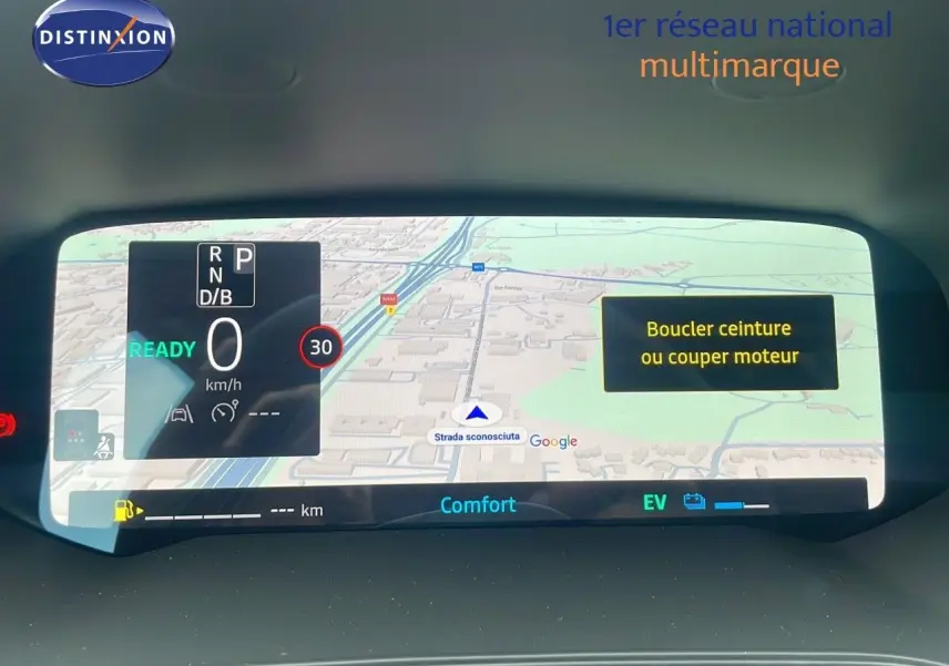 Affichage numérique du tableau de bord du Renault Captur E-Tech Hybrid 2025 montrant la navigation et alertes de sécurité.