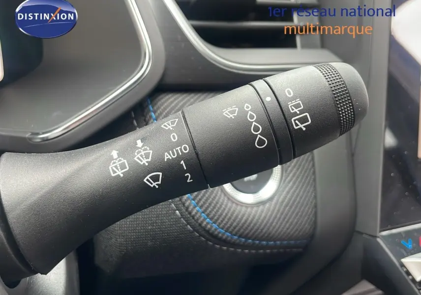 Gros plan sur la commande d’essuie-glace du Renault Captur E-Tech hybride 2025 avec détails des symboles blancs.