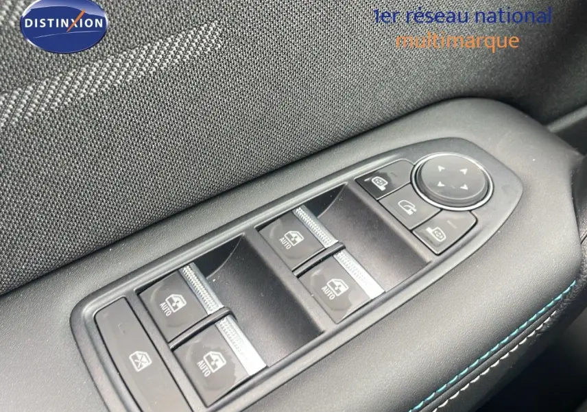 Commandes des vitres électriques et réglage des rétroviseurs sur la porte côté gauche du Renault Captur E-Tech hybride 2025.