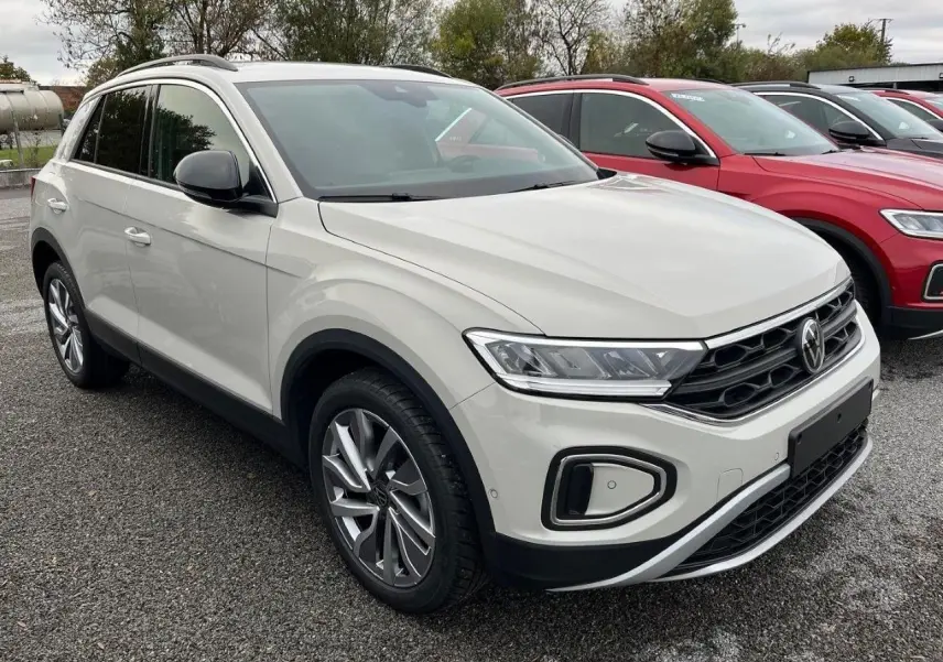 Volkswagen T-Roc gris Ascot en 3/4 avant droit, avec jantes alliage et feux LED distinctifs.