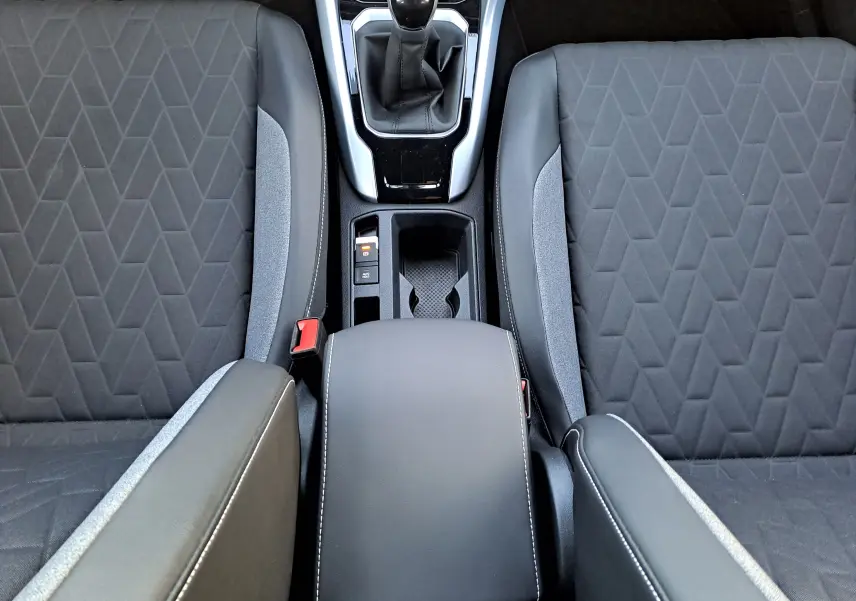 Vue plongeante sur la console centrale et les sièges tissu gris du Volkswagen T-Roc 2.0 TDI 116CH LIFE PLUS 2025.