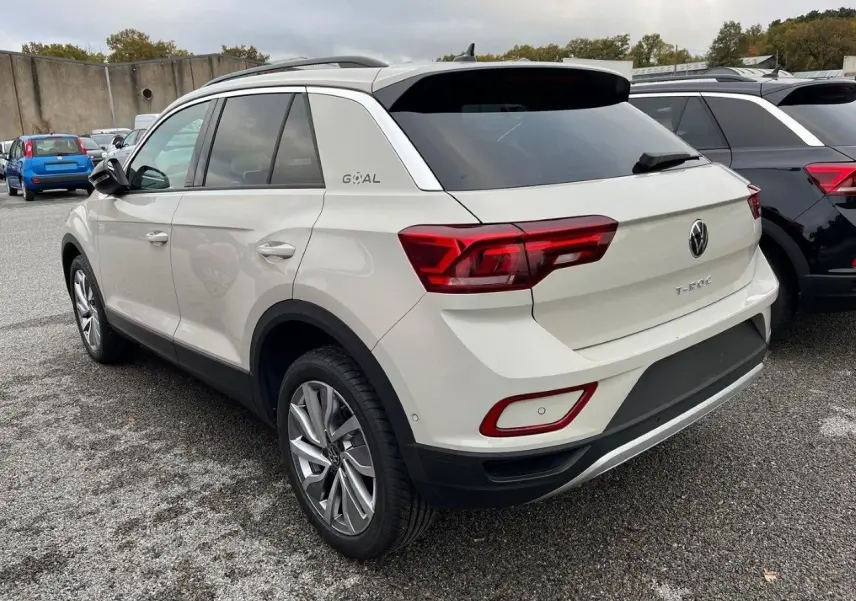 Vue 3/4 arrière droite d'un Volkswagen T-Roc gris Ascot 2025 avec feux LED et jantes alliage biton.