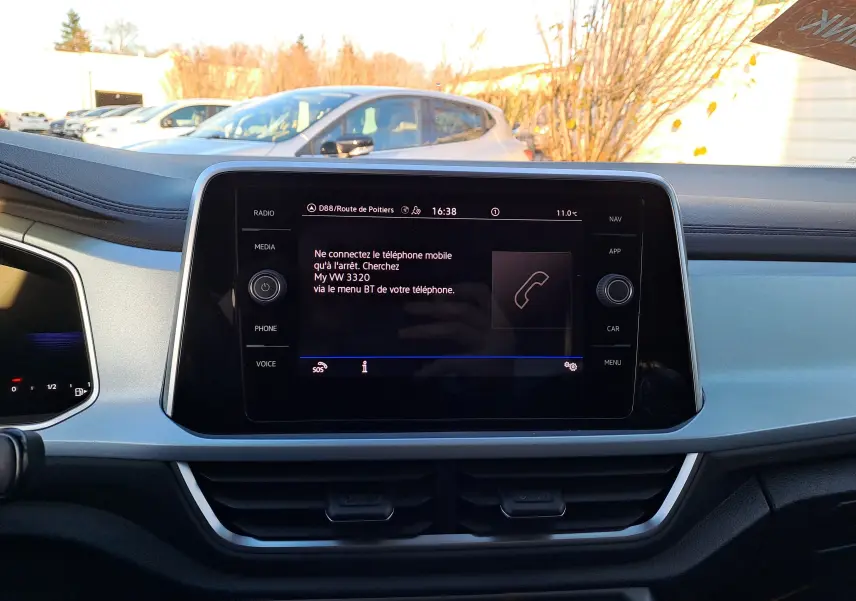 Écran tactile central du tableau de bord du Volkswagen T-Roc gris Ascot, affichant les options de connexion Bluetooth.