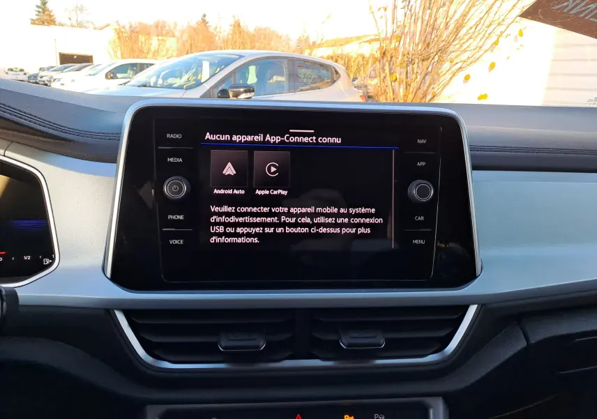 Vue intérieure du tableau de bord du Volkswagen T-Roc gris Ascot, écran tactile central affichant App-Connect non connecté.