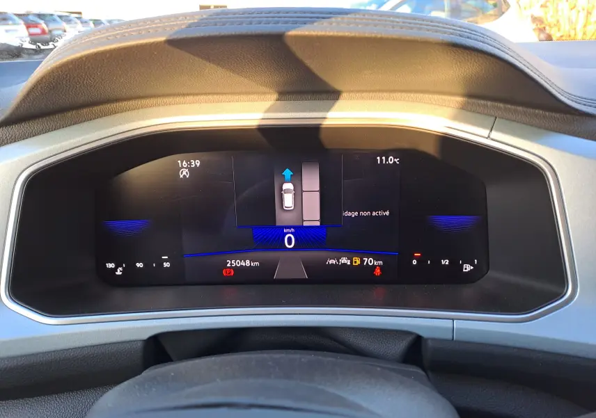 Tableau de bord numérique du Volkswagen T-Roc gris Ascot, affichant 25 048 km et température extérieure à 11°C.