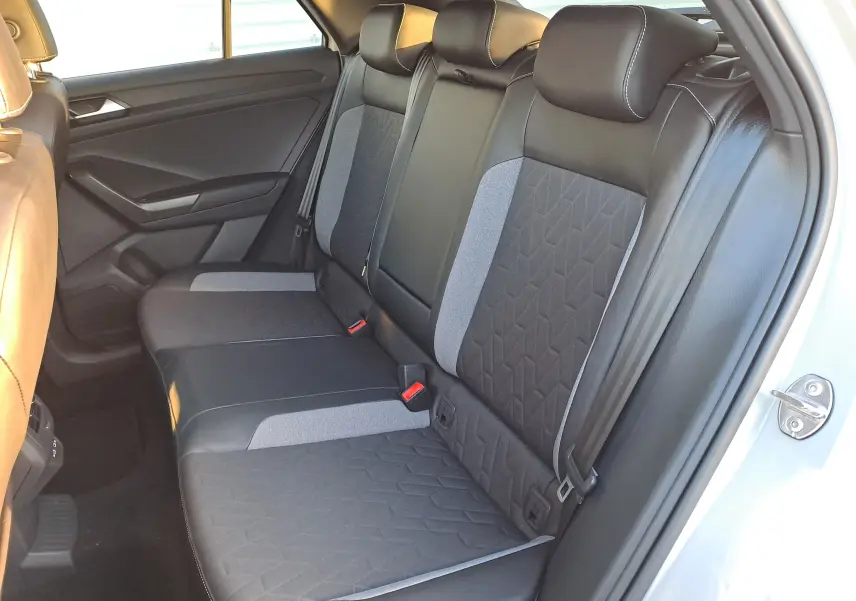 Vue intérieure côté droit des sièges arrière bi-matière gris et noir du Volkswagen T-Roc 2.0 TDI 116CH LIFE PLUS 2025.