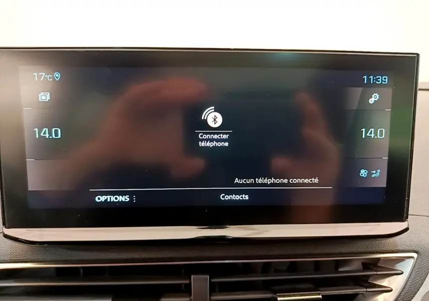 Écran tactile central du tableau de bord du Peugeot 3008 GT 2021 affichant la connexion Bluetooth et la température à 14 degrés.