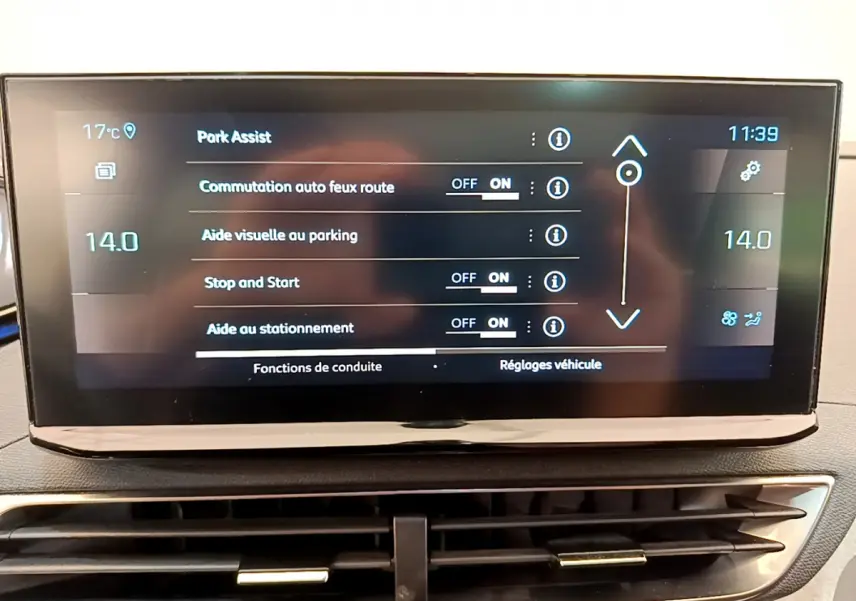 Écran tactile central du tableau de bord du Peugeot 3008 GT affichant les réglages d'aide au stationnement et conduite.