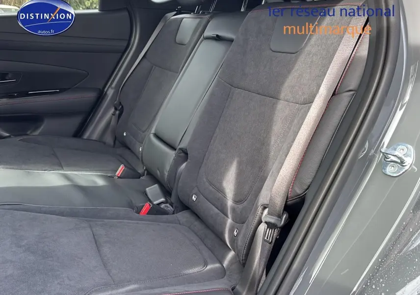 Vue intérieure côté droit des sièges arrière en tissu gris avec surpiqûres rouges du Hyundai Tucson 2026 Gris Shadow.