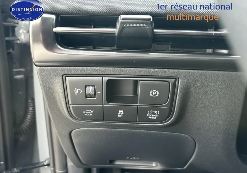 Gros plan sur les commandes de tableau de bord à gauche du volant du Hyundai Tucson 2026 gris Shadow.