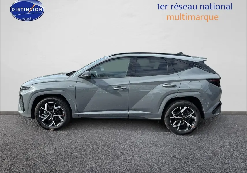 Vue de profil côté gauche du Hyundai Tucson 2026 gris shadow avec jantes alliage 19 pouces et vitres surteintées.