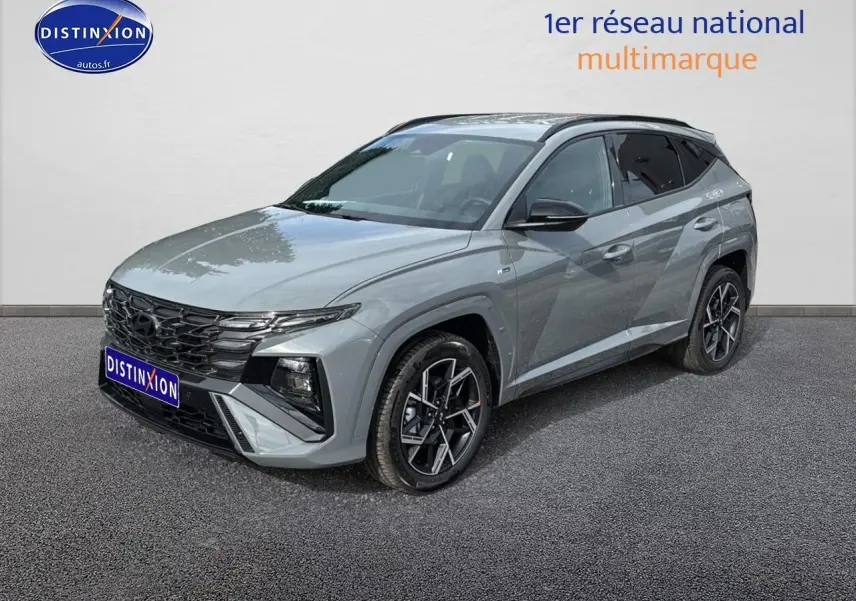 Hyundai Tucson 2026 gris shadow en 3/4 avant droit avec jantes alliage et calandre noire brillante.