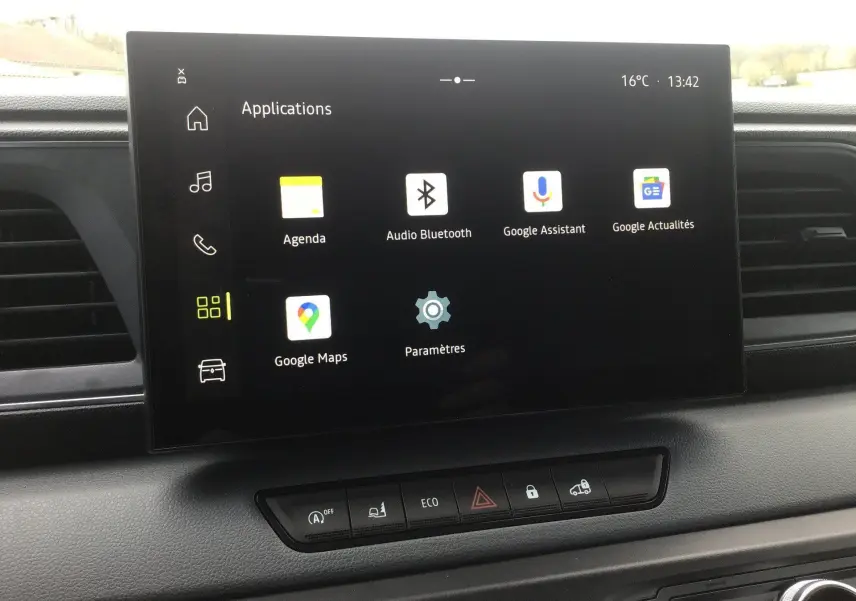 Écran tactile central du Renault Master 2026 affichant les applications Google, avec tableau de bord noir et commandes en dessous.