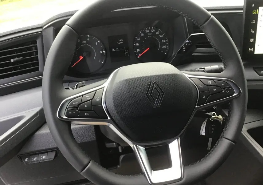 Vue rapprochée du volant noir du Renault Master 2026 avec commandes intégrées et tableau de bord numérique.