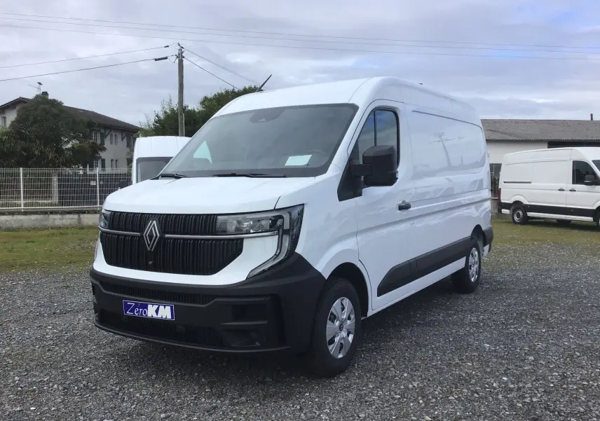 Renault Master blanc en vue 3/4 avant droit, avec calandre noire distinctive et pare-chocs noir mat.
