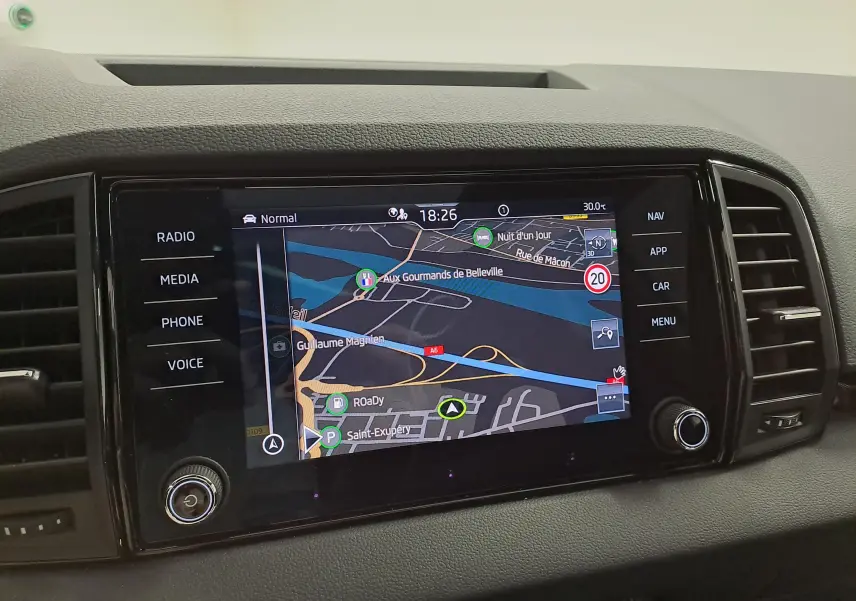 Vue rapprochée de l'écran tactile central du Skoda Karoq 2025 blanc lune affichant la navigation GPS.