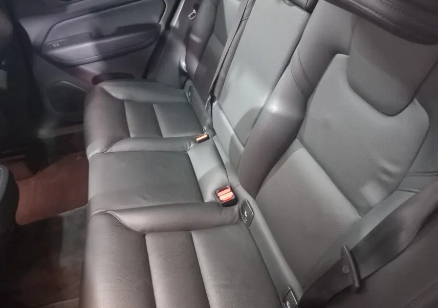 Vue latérale du siège arrière en cuir noir du Volvo XC60 B4 197 Geartronic 8 Inscription 2022.