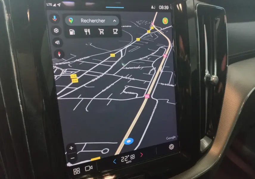 Écran tactile central du tableau de bord du Volvo XC60 B4 gris clair, affichant la navigation GPS en mode nuit.