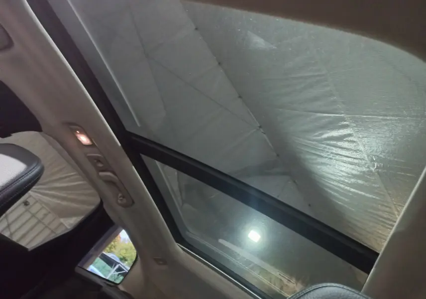 Toit panoramique en verre vu de l'intérieur arrière droit du Volvo XC60 B4 gris clair 2022