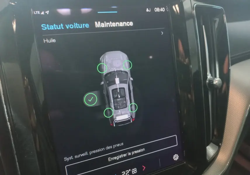 Écran tactile intérieur affichant le statut maintenance du Volvo XC60 B4 gris clair, vue rapprochée du tableau de bord.