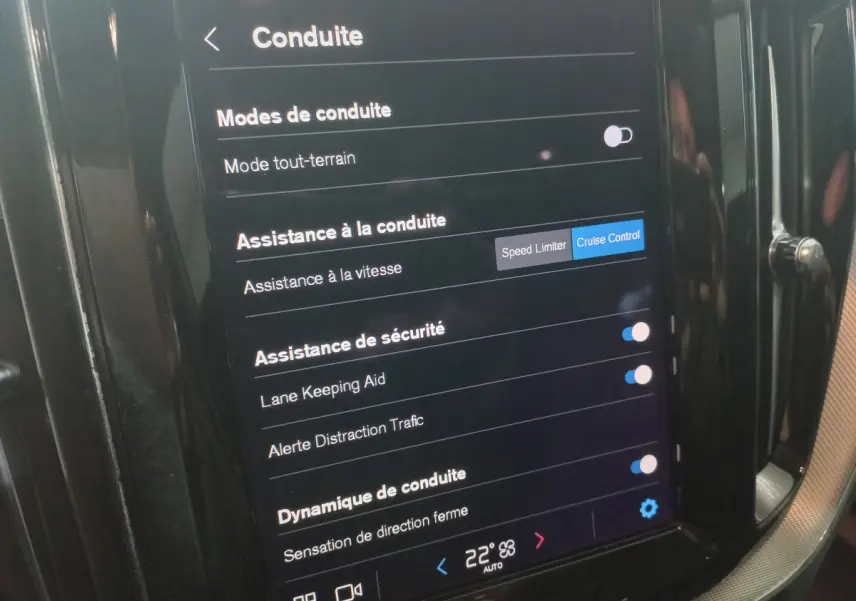 Écran tactile central affichant les aides à la conduite dans l'habitacle du Volvo XC60 gris clair 2022.